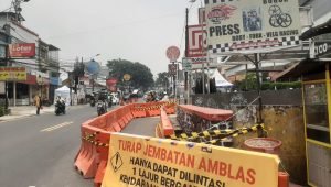 Akibat Turap Jembatan Tajur Longsor Arus Lalu Lintas Tetsendat