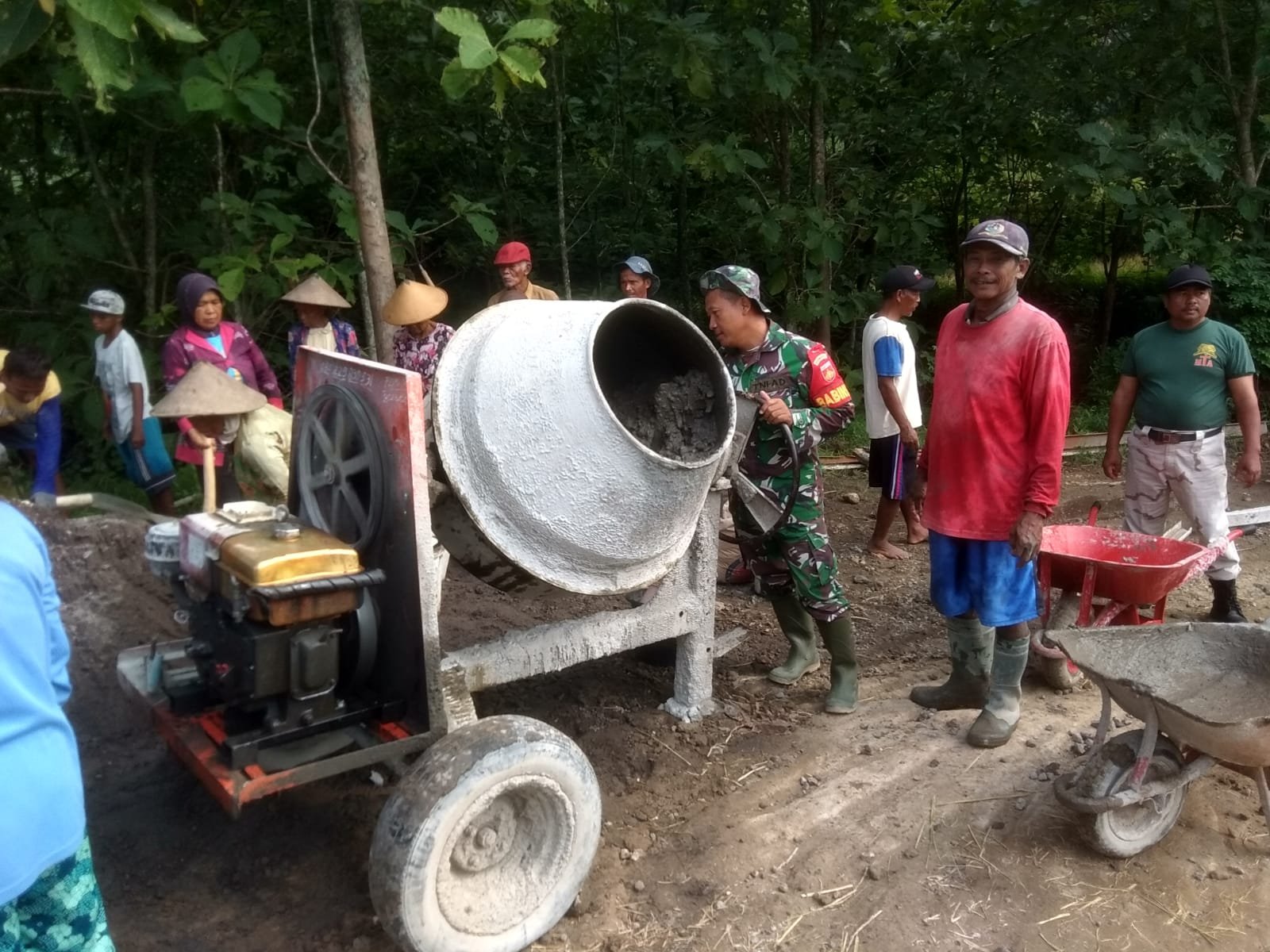 Membangun Desa Bersama Warga Babinsa Bantu Kerja Bakti Pengecoran