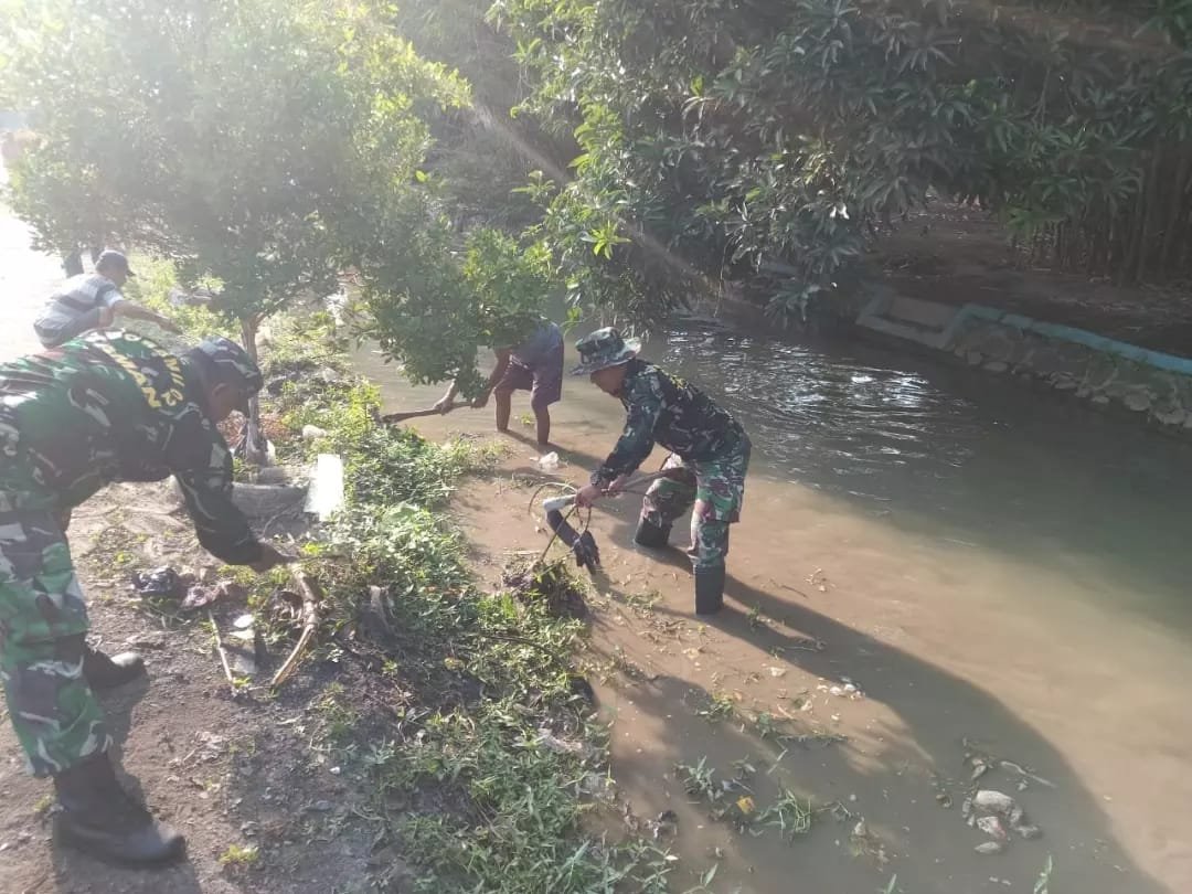 Tni Polri Bersama Warga Masyarakat Bersihkan Aliran Sungai Yang