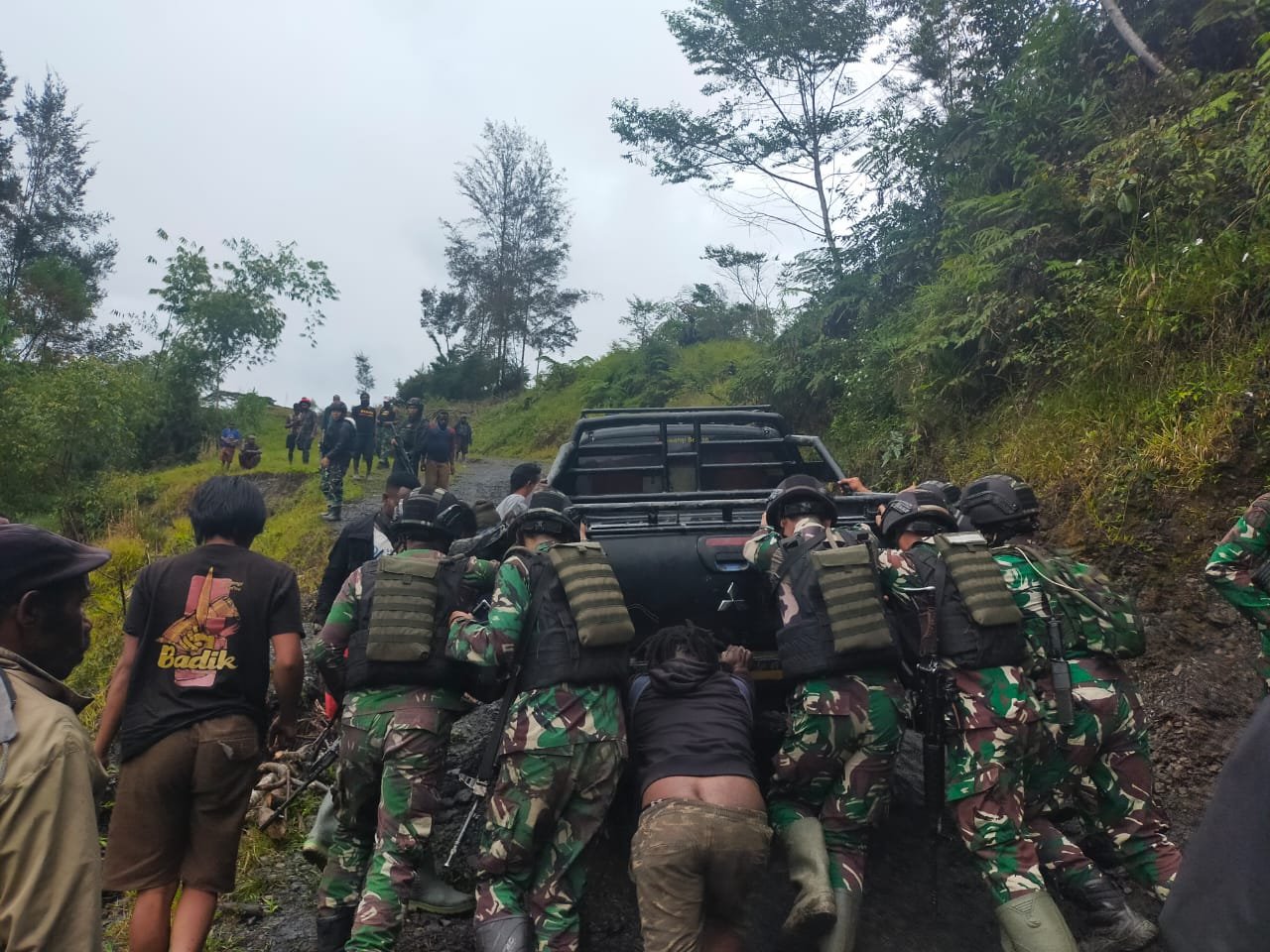 Aksi Sigap Satgas TNI 300 Siliwangi Bantu Mobil Rusak Di Jalur Rawan