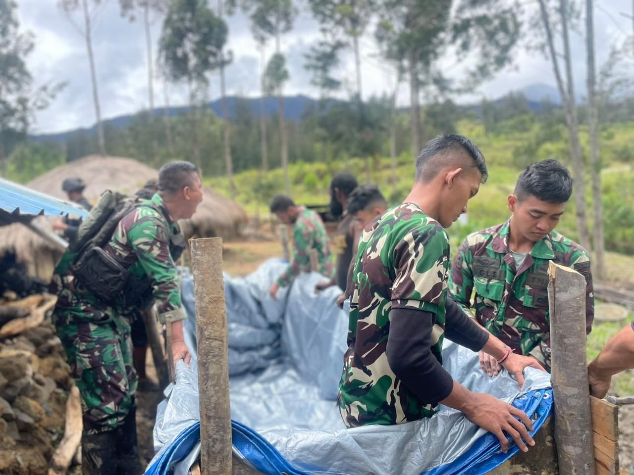 Atasi Kesulitan Air Masyarakat Gome Satgas TNI 300 Siliwangi Buat Bak