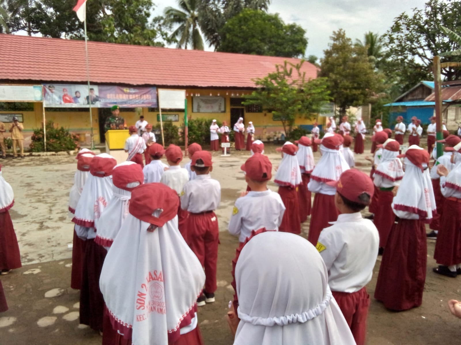 Jadi Pembina Upacara Bendera Di SDN 2 Kasarangan, Ini Pesan Serda Agus ...