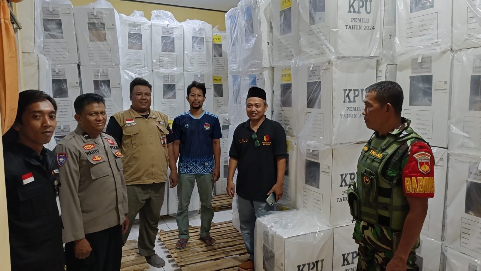 TNI Polri Di Kalimanah Kawal Dan Amankan Logistik Pemilu 2024