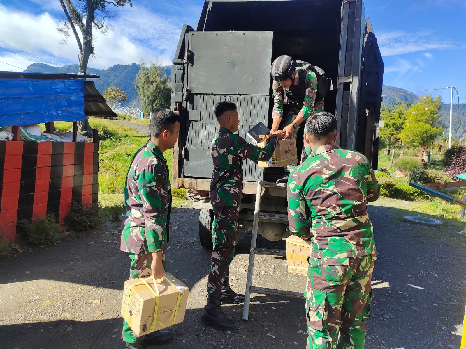 Minggu Berkah Satgas Tri Dharma Bagikan Alkitab Untuk Warga Intan