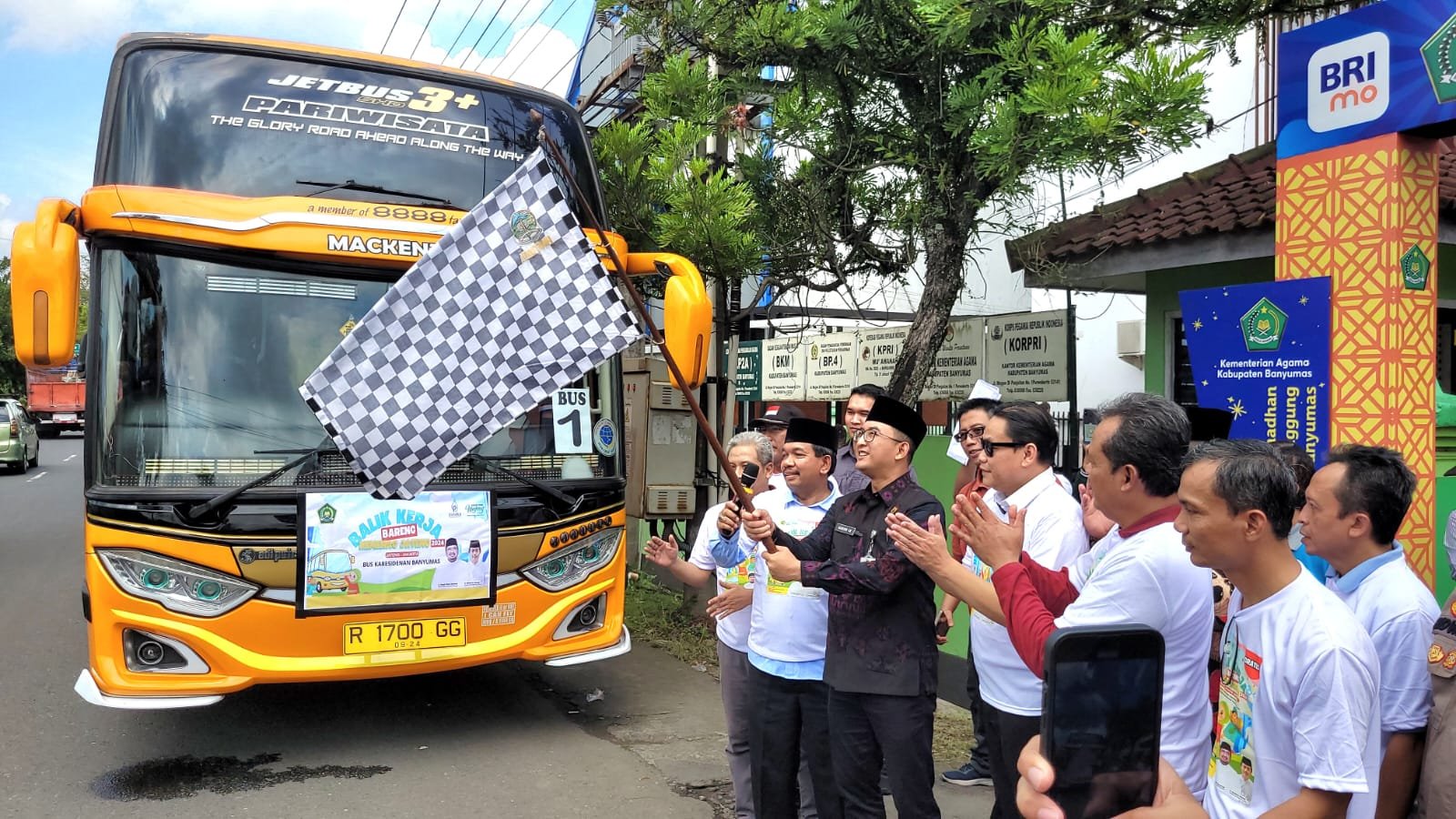 Pj Bupati Lepas Pemudik Asal Banyumas Balik Kerja Ke Jakarta