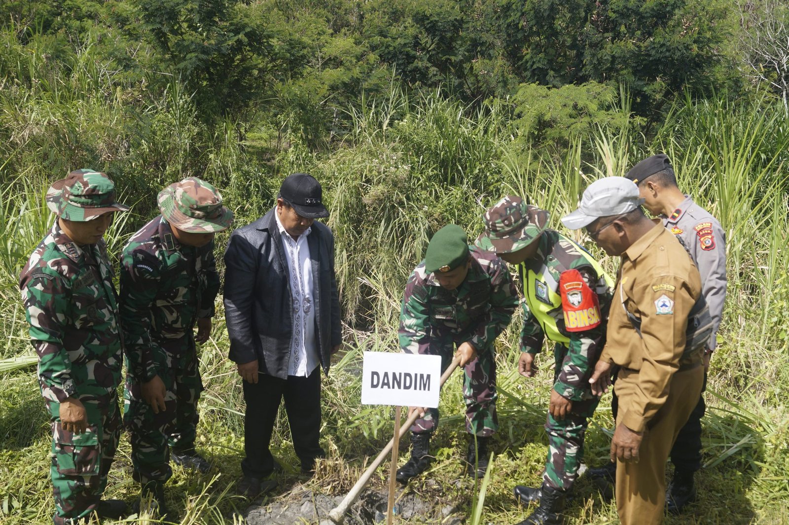 Dandim 0119/BM Letkol Kav Ino Dwi Setyo Darmawan lakukan penanaman pohon keras dibantaran sungai