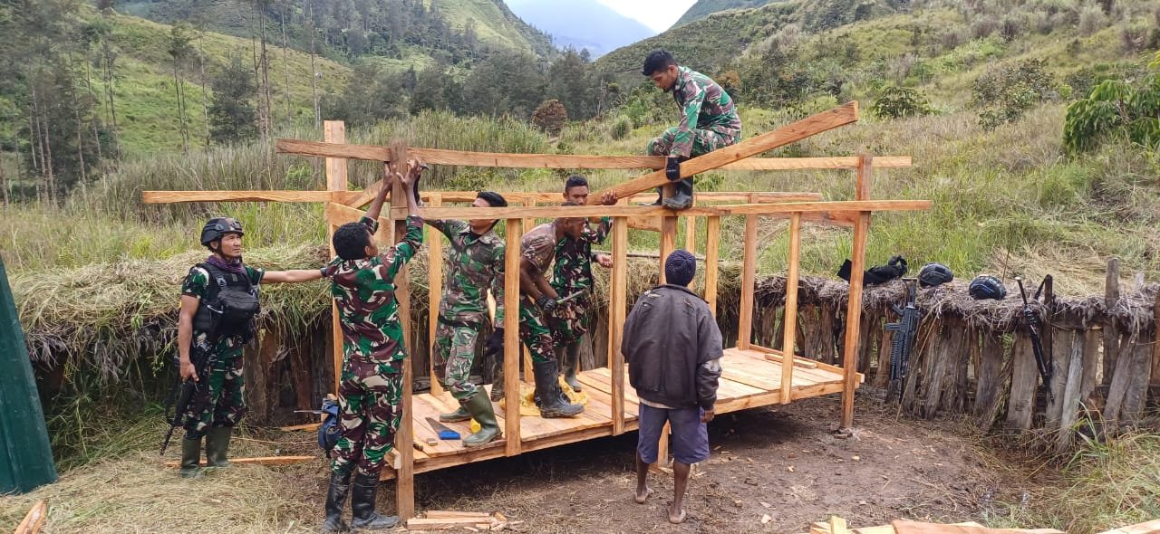 Proses Pembuatan Kandang Babi Untuk Bapak Klasis Enius G Tabuni Di